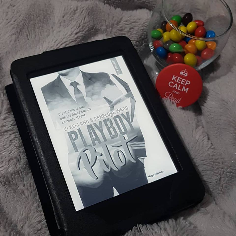 Morebooks_Blog's tweet photo. Le soleil est enfin de retour, et pour fêter ça, je vous propose mon #Avis sur "Playboy pilot" (#PlayBoyPilot) de @ViKeeland & @PenelopeAuthor paru chez @HugoNewRomance. J'ai A-DO-RÉ ma lecture !
Bon début de journée ! https://t.co/mGEA8tQpK3 https://t.co/x2iqezKAq9