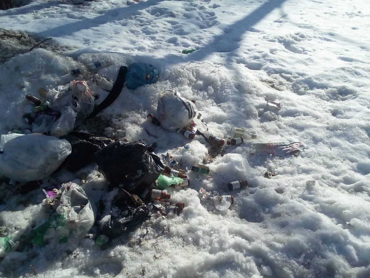 УВАЖАЕМЫЕ ЖИТЕЛИ НАШЕГО РАЙОНА,УБЕДИТЕЛЬНО ПРОСИМ НАШ МУСОР ВЫНОСИТ В КОНТЕЙНЕРЫ,А НЕ СКЛАДИРОВАТЬ ГДЕ ПОПАЛО!ХОДЯТ ВАШИ ДЕТИ МИМО МУСОРА!НЕ ДЕЛАЙТЕ ИЗ НАШЕГО РАЙОНА ПОМОЙКУ,ВЕСНОЙ ВАМ ЖЕ И ПРИДЕТСЯ УБИРАТЬ!