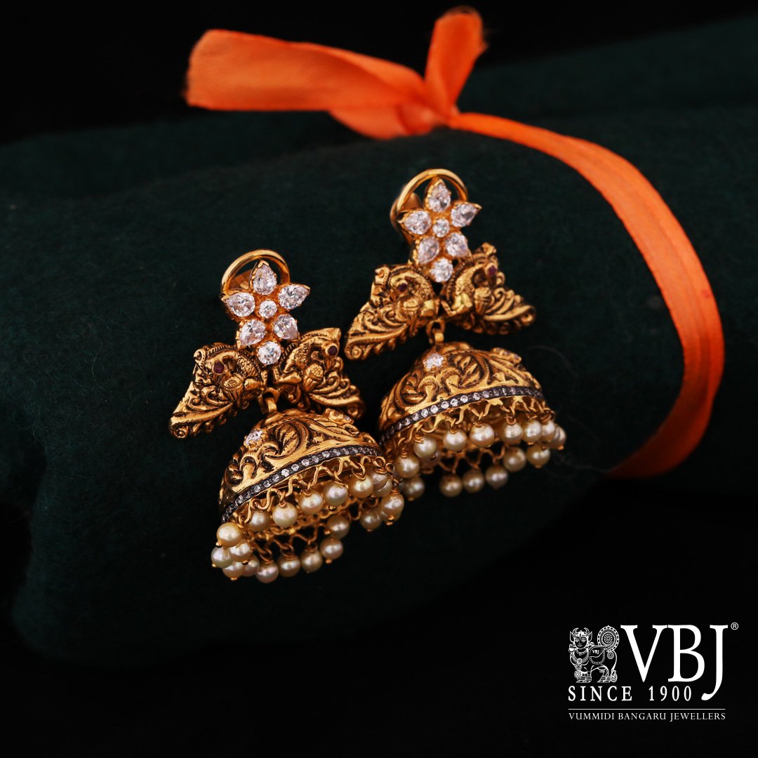Show off the royal charm with these beautiful# jhumka #earrings. These earrings will go well with your #ethnic outfit.

Gross Weight: 35.970 grams
Gold Purity: 22 kt

#vbj #vbj1900 #vummidi #vummidibangarujewellers #jhumkas #diamondjhumkas #earrings #diamondjewellery