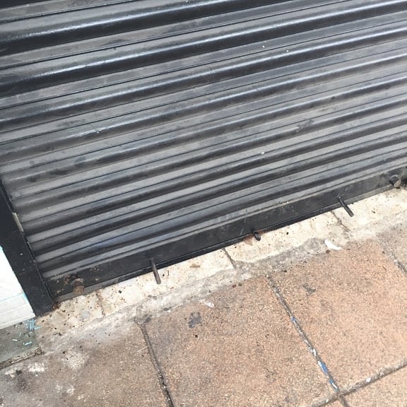 Cerrajerosmadrid Reparacion De Cierre Metalico Por Robo Garantia De 6 Meses En Todas Nuestras Reparaciones T Co Rnebycrg6j Local Negocio Reparacion Automatizacion Automatismos Cierresmetalicos Persianaautomatica