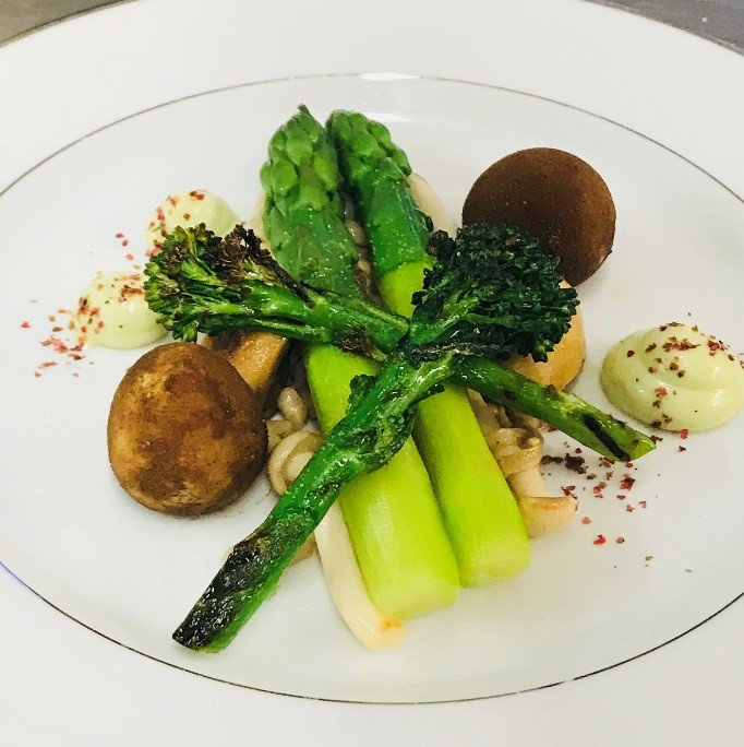 BonSoireeFood's tweet photo. It looks like spring has finally sprung, which is good news for our favourite seasonal vegetables and spring dishes! What are your favourite seasonal foods? 🌱🥦🥒 #asparagus #tenderstembroccoli #BritishProduce #5aday #jetcatering https://t.co/lqN5PxVlLo
