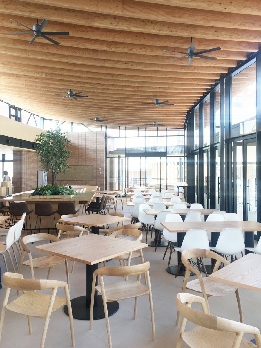ট ইট র 同志社女子大学広報部 完成した食堂棟である恵愛館を写真でご紹介っ その 建物の壁面や屋根にガラスや木材を多く用いることにより 明るく開放的な食堂空間となっています