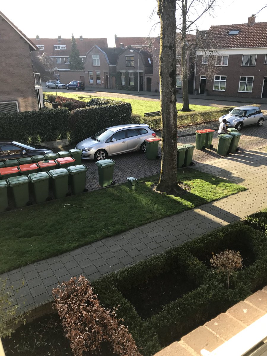 Alle ondergrondse containers zijn geplaatst. Vandaag worden de laatste minicontainers aan huis uitgezet. Heel #Moerdijk is “om”. Nu met z’n allen aan de slag voor betere scheiding en minder afval. Voor ons milieu én voor onze portemonnee. Succes allemaal !