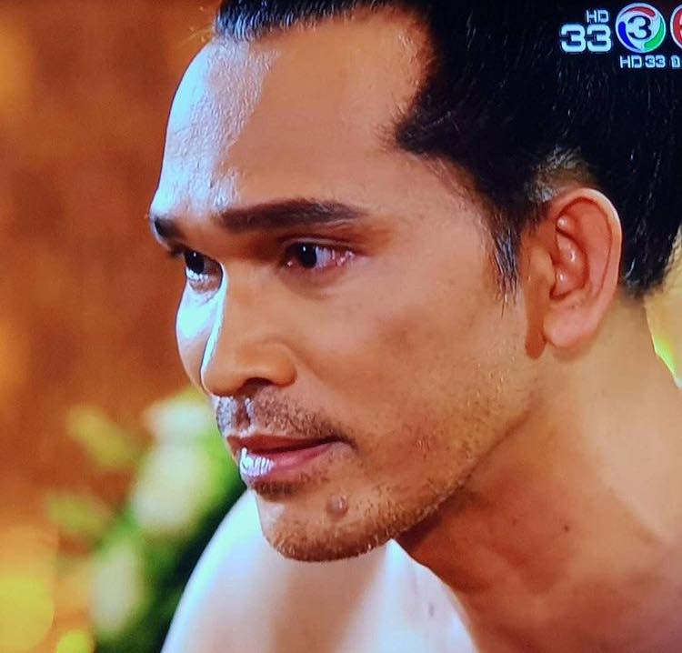 bubiedoktu's tweet photo. เห็นในทวิตก็ว่ามันคืออะไรติด เป็นสิวหรอ แต่ไปดูภาพฉากอื่นๆก็มี  เลยลองหาภาพพระนารายณ์สรุปว่าท่านทรงมีไฝด้วย โอ้โหทีมงานโคตรละเอียดกราบค่ะอึ้งมากกกกสุดยอด 
#บุพเพสันนิวาส https://t.co/NSltAhc4dx