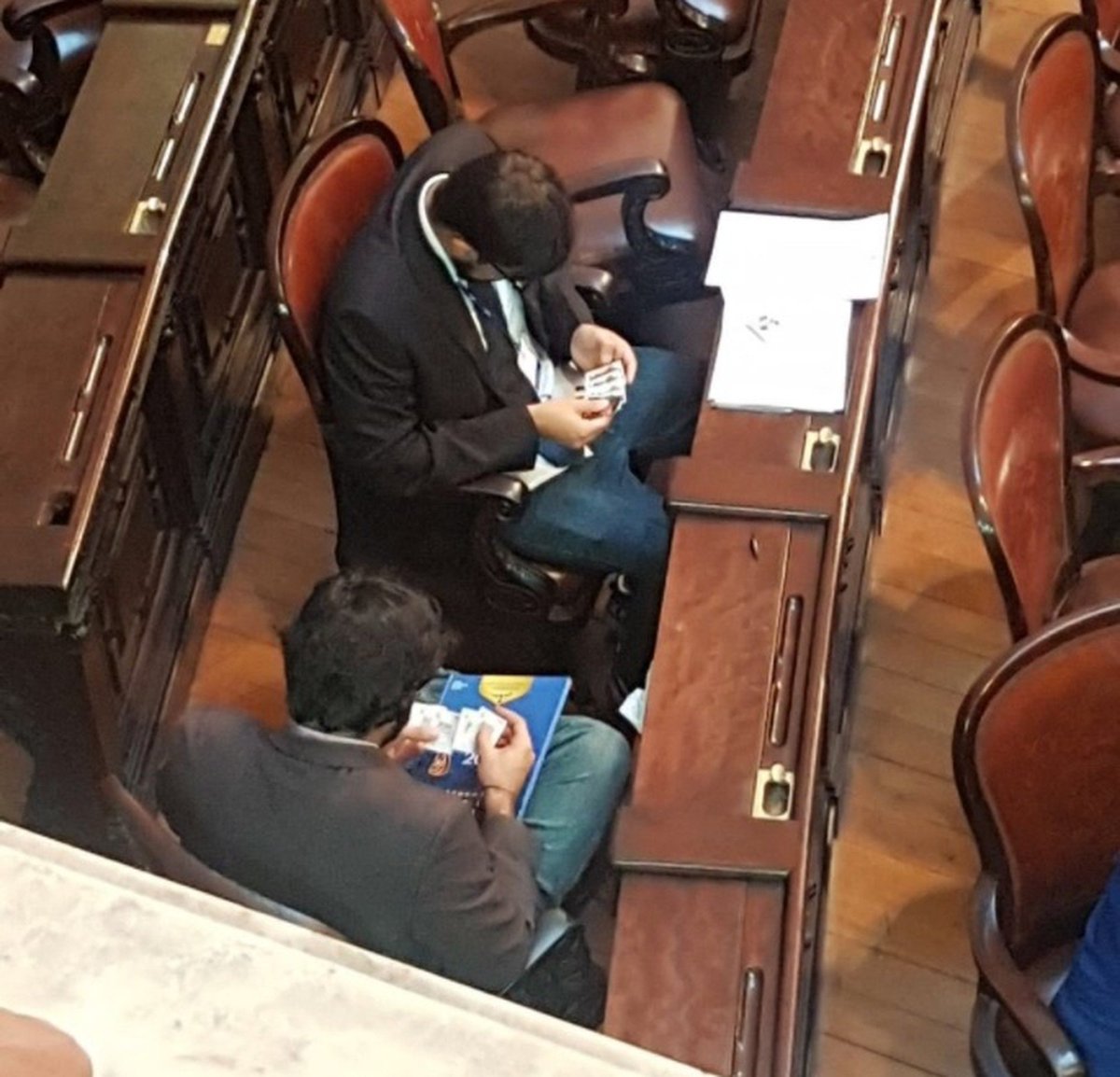 pessoalmico's tweet photo. Att det är viktigt och fylla sina Paninni album inför vm gäller även i Rios Parlament under debatt av politikerna https://t.co/VU0638eUOw
