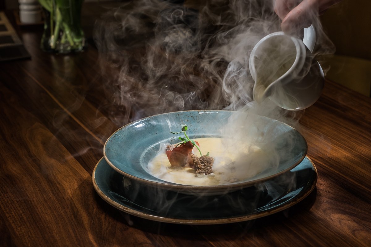 POLAND100BEST's tweet photo. Krem cebulowo-serowy z nutą czosnku niedźwiedziego
podany z pastą z grzybów, cieciorką, chipsem z szynki dojrzewającej oraz grzankami w aromacie oleju sezamowego
#Rytro, Willa Poprad
https://t.co/LIikRMsSee
#NajlepszeRestauracje #Potrawa #Polska #BestRestaurants https://t.co/IdtLupwIX0
