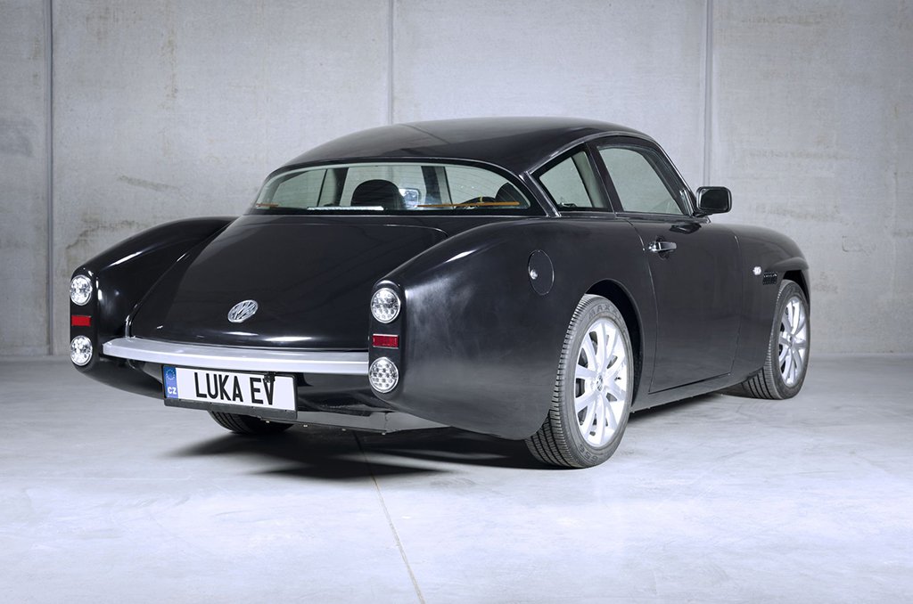 GregKable's tweet photo. An electric car for the classic car crowd from Czech-based start-up MW Motors

The 815kg Luka runs four 12.5kW electric hub motors with a total of 50kW (68bhp). The 0-100kmh (62mph) time is put at 9.6sec. A 21.9kWh lithium-ion provides a claimed 300km (186 mile) range https://t.co/e0VbxGb8Or