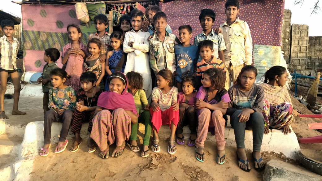CbraiB's tweet photo. झांसी मे पोलीटेकनिक कालेज के पास जौहर नगर मे आदिवासियो की विस्थापित बस्ती मे #स्कूल_चलो_अभियान के लिये 35 बच्चो को बताया और इनके दाखिले के लिये माननीय शिक्षा मन्त्री @anupmajaisbjp से अपील है कि अन्त्योदय की स्थापना हेतु शिक्षा का प्रसार हो। https://t.co/9AOF4joVp5