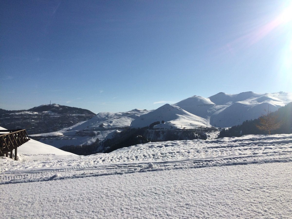 Prospect_Ski's tweet photo. Last day of skiing - once again, making the most of this weather before we leave tonight. Happy Friday everyone! #prospectski https://t.co/OtVfVEHkrO