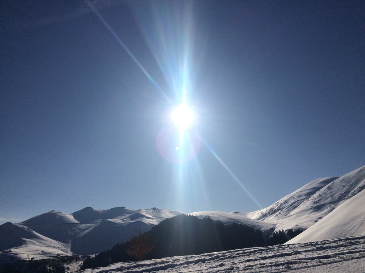 Prospect_Ski's tweet photo. Last day of skiing - once again, making the most of this weather before we leave tonight. Happy Friday everyone! #prospectski https://t.co/OtVfVEHkrO