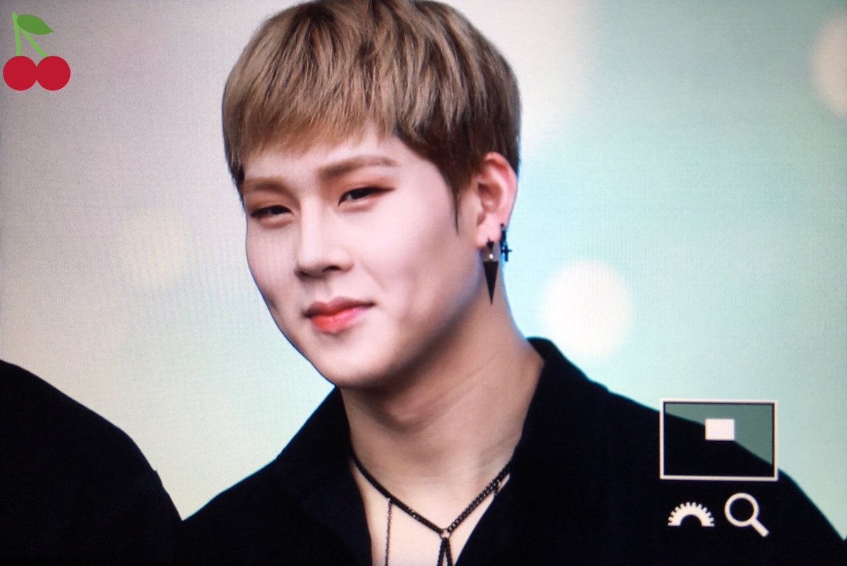 19941006net's tweet photo. 180406 작고 소듕한 주헌이 손🤭 #주헌 #몬스타엑스 @OfficialMonstaX https://t.co/pJEuPPwPUv