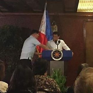 iBelieveFreePH's tweet image. AT THE PALACE 
Familiar tong mukha na to ah... si Bro Jo Soliman! 😀😀😀 #PureForce #DepartmentOfAgriculture #NFA
***
President Duterte has approved the National Food Authority’s (NFA) 500,000-metric ton (MT) rice importation to revitalize its nearly-de… ift.tt/2GEQAIn