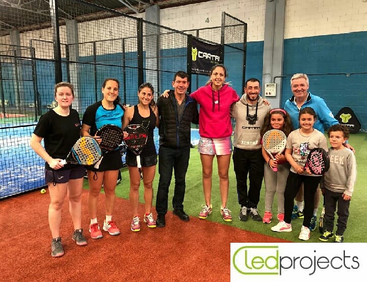 Nos han visitado 4 genias🔝🔝 @villalba7891🎾, @albagalan92🎾, @anafdezdeosso🎾
 , @maite gabarus🎾y el maestro @ramirochoya💪 
Grácias😀💃 nuestros peques ( y los  nos no tan peques ), han disfrutado muchisimo de vosotros!!
@worldpadeltour_oficial
@ledprojects
#WPTAlicanteOpen