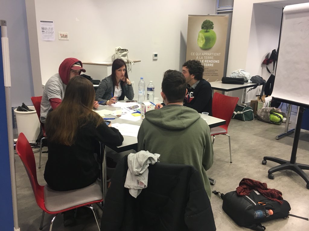 numerique_pme's tweet photo. 7:12 le hackaton #challengelogconnect18 continue ! @PilesLogistique @ene69 @suezFR @capi_agglo38 https://t.co/NpGjnKv50T