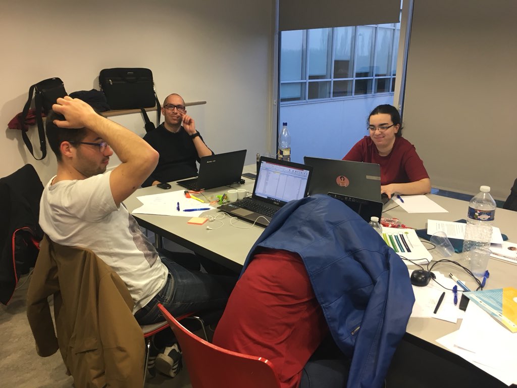 numerique_pme's tweet photo. 7:12 le hackaton #challengelogconnect18 continue ! @PilesLogistique @ene69 @suezFR @capi_agglo38 https://t.co/NpGjnKv50T