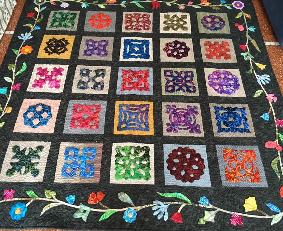 XStitchCounty's tweet photo. Deep Flowers Quilt by Rita Frizzera. ✂️📐📏📍💚Per l’#applique, l’#echoquilting attorno all’applique, il #binding e il #sashing scuro, Cotone Mako 50. Per l’echo quilting intorno ai 25 blocchi, Cotone Mako 12.
#aurifil #ritafrizzera #ilfiloconta #threadmatters https://t.co/lXZhaqW47s