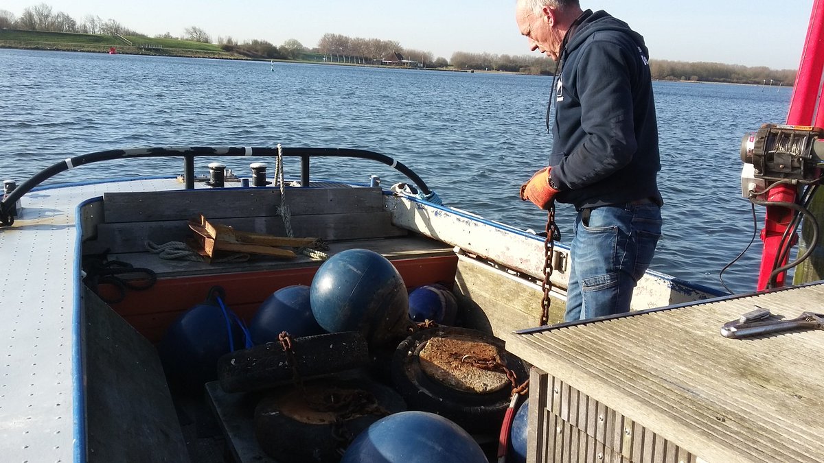 WildeMossels's tweet photo. Zkh Oder boeien aan het leggen op het Veerse Meer https://t.co/A8eT5o1fGm