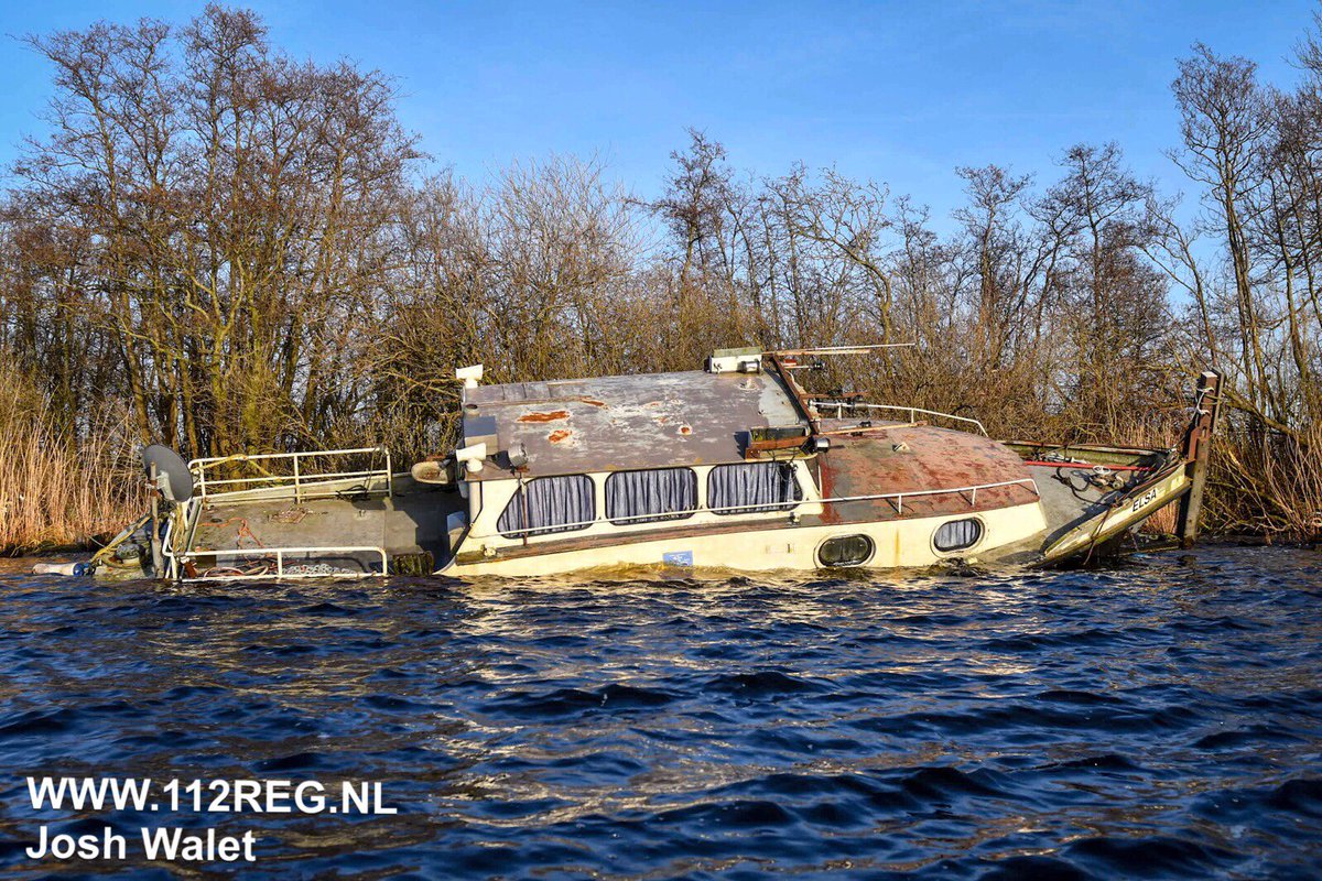 Al gelezen? Plezierjacht raakt op drift en zinkt op het Braassemermeer 112reg.nl/nieuws/2018/pl…