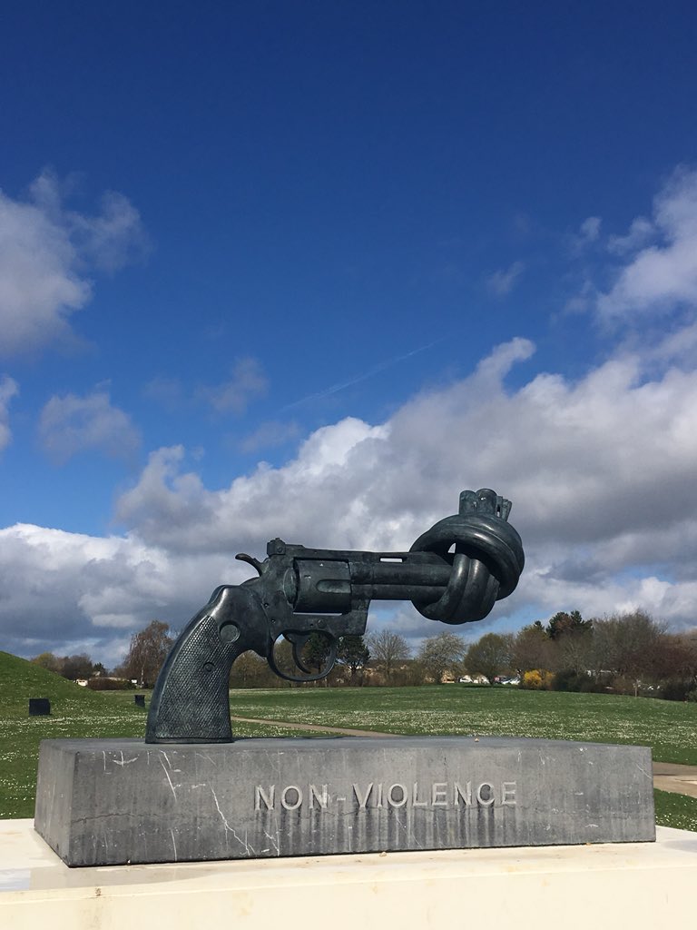 #KnottedGun #Bronze by #CarlFrederikReuterswärd #Mémorial #Caen #Normandie #NonViolence