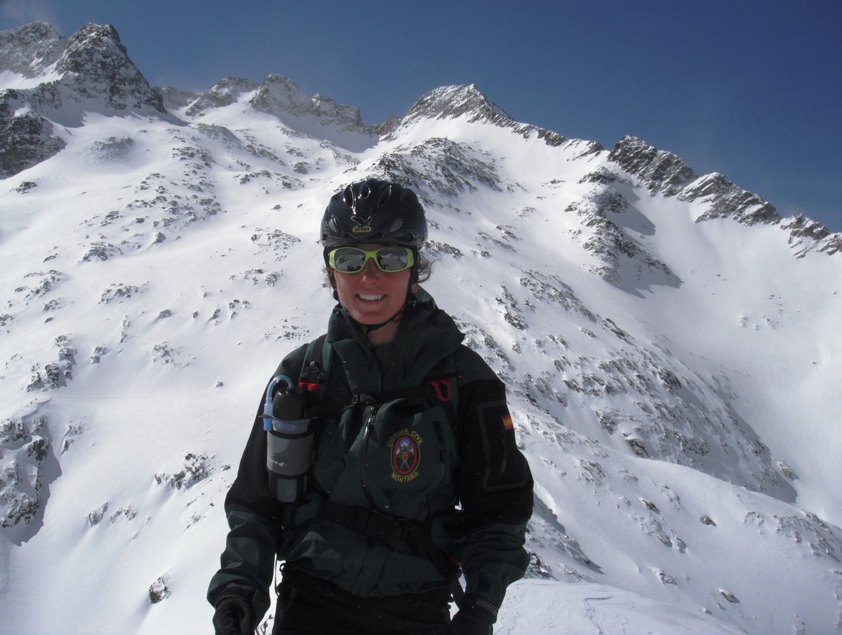 #BuenosDías 🇪🇸, Soy Mariona Aubert la única 'greimwoman' de España, es decir, la única guardia civil del #ServicioMontaña en servicio de rescate, que como mis compañeros hombres estoy en primera línea a la hora de salvar a un accidentado. 
Querer es poder.