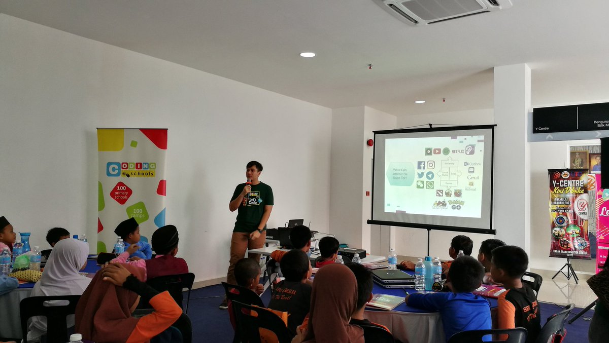 codingatschools's tweet photo. Come on guys. It has been a gruelling first day here. Trainer introducing LiveCode. #codingatschools2018
#codingatschools
#NEGARAKU
#MOF_Malaysia
#MyNBOS
#bahtera2018
#bahterakelantan https://t.co/giRMmtx7LI