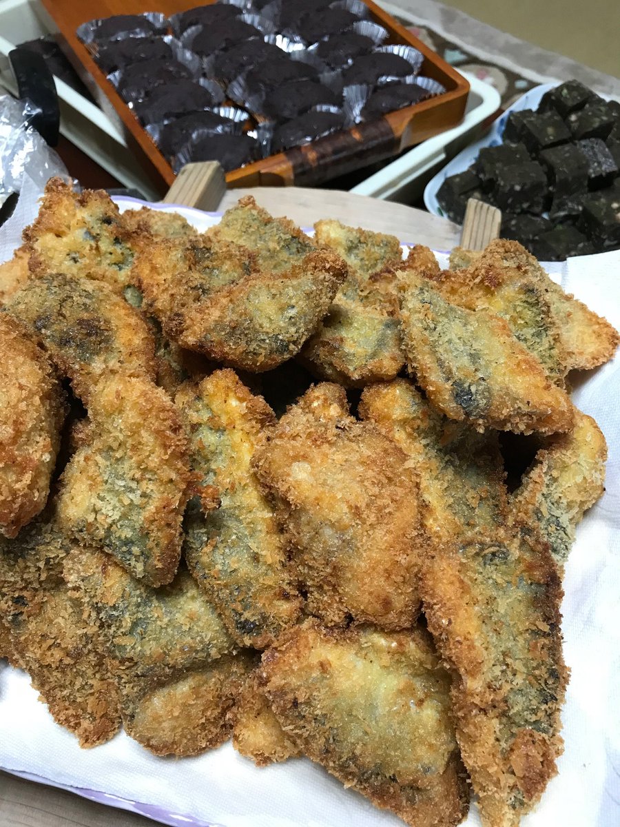 ট ইট র 八丈島観光協会 地域行事ご紹介 小学校入学祝い 本日4月6日は 島の小学校の入学式でした 親戚や知り合いが大勢集まり 郷土料理のご馳走で新入学のお祝いをします 写真左上から時計回りに 島寿司 ブド トビウオのフライ くさや