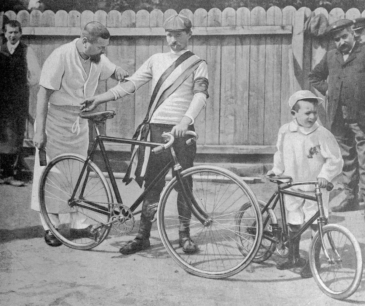Mes 10 photos cultes du Tour de France entre 1903 et 1914 [THREAD]

A tout seigneur, tout honneur, voici Maurice Garin au Parc des Princes après avoir remporté le premier Tour de l’histoire.