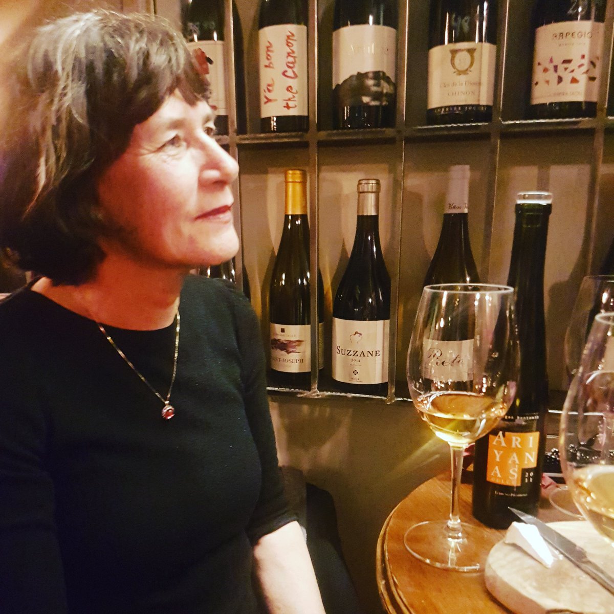 EnocionesW's tweet photo. En que estará pensando nuestra bodeguera Clara Verheij? 🤔
Quizás en ese paisaje maravilloso de la Axarquía Malagueña, donde nacen sus vinos como El Ariyanas Terruño Pizarroso con una estupenda tabla de quesos de Delia Baeza en La Fisna?
Increíbles vinos, increíble mujer! https://t.co/fQwsqHtdWK