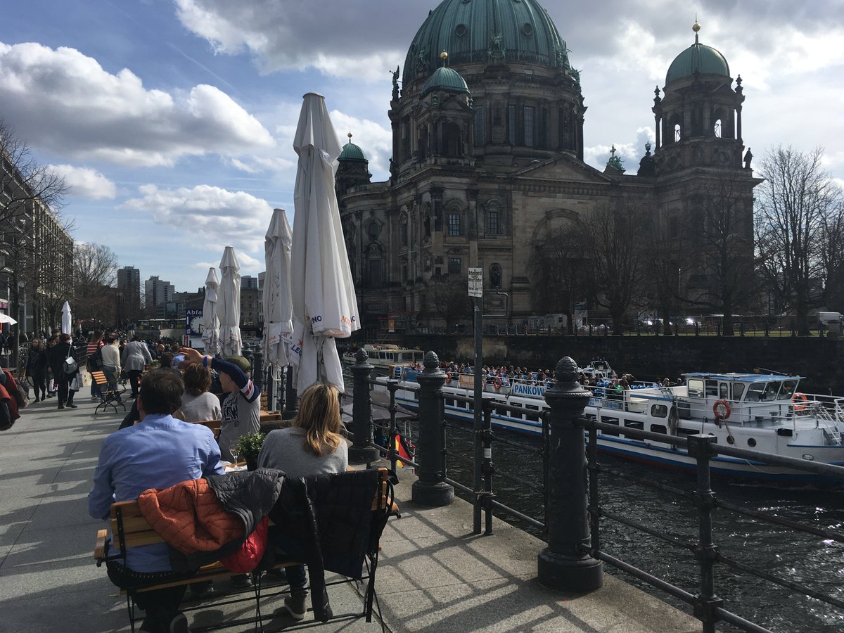 Kun lämpimät alkaa, ni suomalainen menee hulluksi ja on pakko tehdä kaikki maailman asiat, kun kesä voi loppua. 

Mitäs kun #berliini ssä on nyt lämmin - jaksaako tätä menoa syksylle asti?