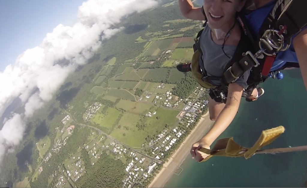 sandy_03's tweet photo. Free Falling https://t.co/IkFW9UCDN8 https://t.co/Y7tKDGM91i