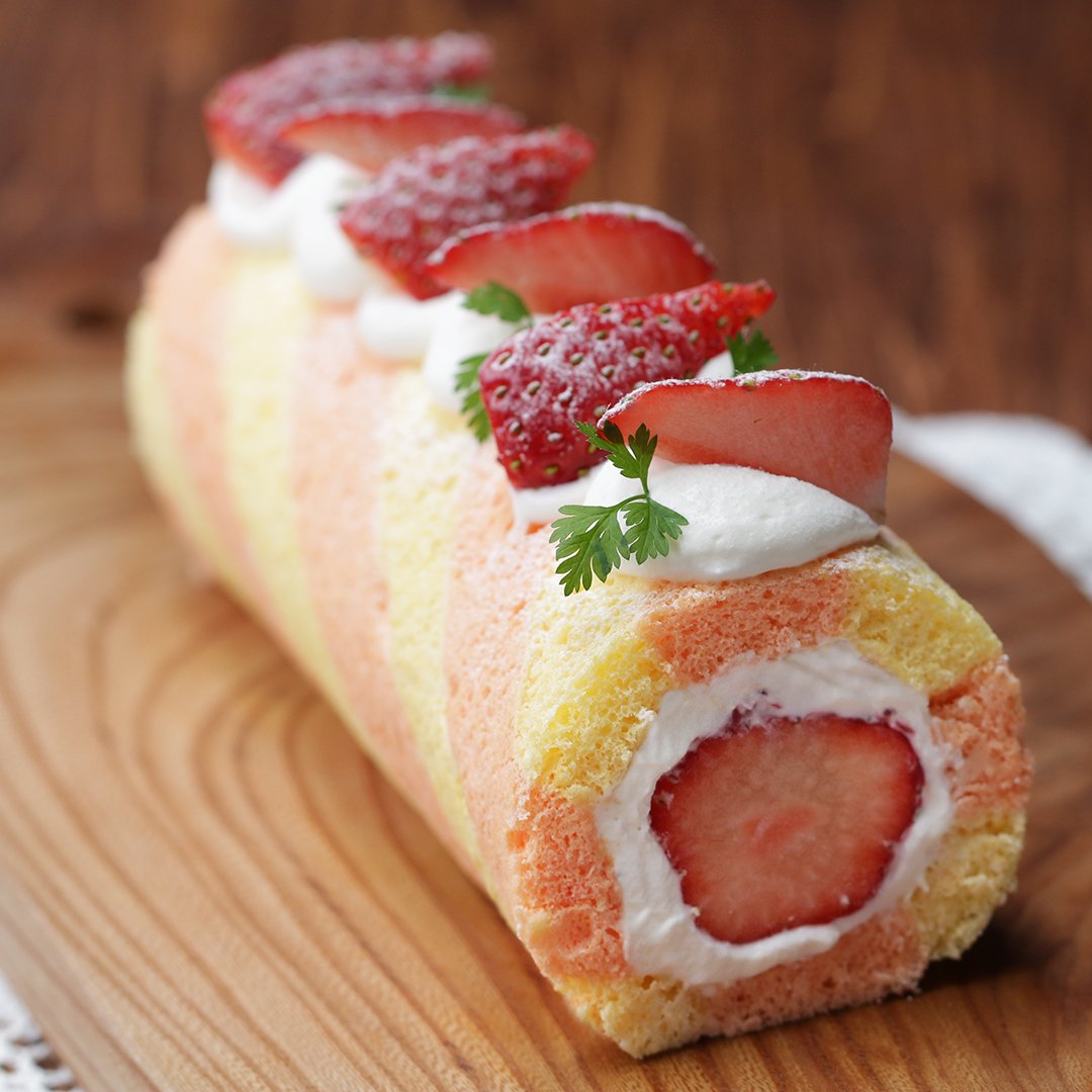 Tasty Japan Pa Twitter まるごといちごのしましまロールケーキ 材料 30cm 22cmの天板1枚分 ロール生地 卵 3個 グラニュー糖 90g 薄力粉 90g 食用色素 赤 少々 生クリーム 0ml グラニュー糖 g いちご 5個 粉砂糖 少々 トッピング 生クリーム 100ml