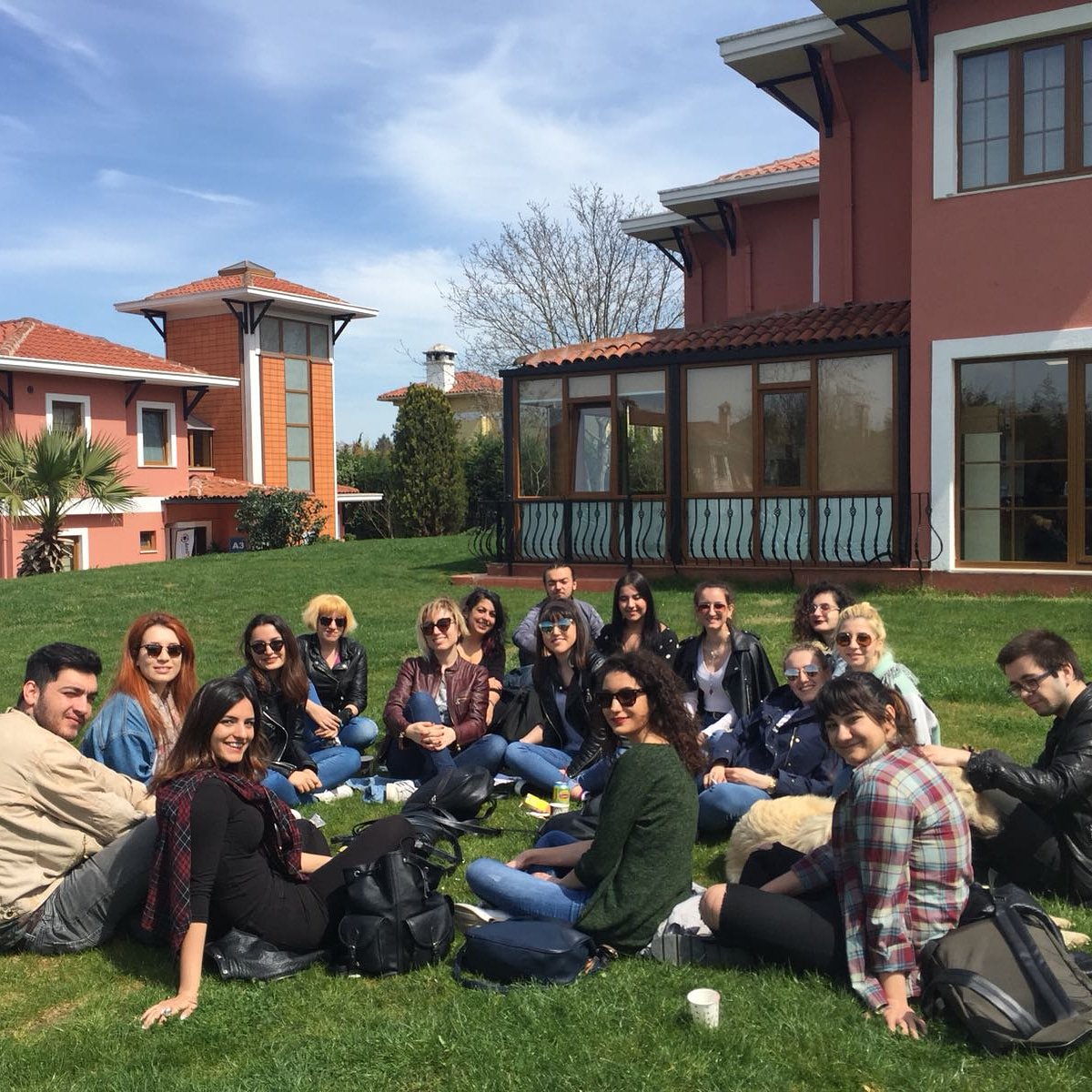 areldemo's tweet photo. Doğa yaratıcılığı tetikler. Biraz da şu köşede çalışalım. 🌳🍃😊 #areldemo #arelüniversitesi #korkunesnesinicagirir #arel #areluniversity https://t.co/frc2VcWVyt