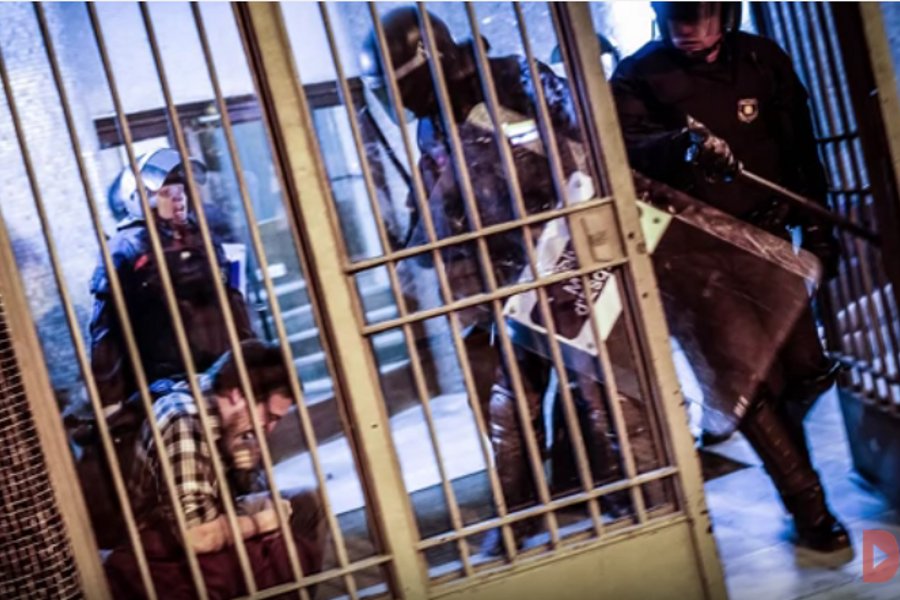 La_Directa's tweet photo. Dimecres 11 d'abril 5 antiavalots dels Mossos aniran a judici acusats d'apallissar tres joves a l'interior d'un portal durant els fets de Can Vies. Recuperem aquest article d'@albertmartnez sobre el cas protagonitzat per la unitat #tropic161 de l'ARRO: https://t.co/PjXRmJVR0u https://t.co/Q81NiMHdJ7