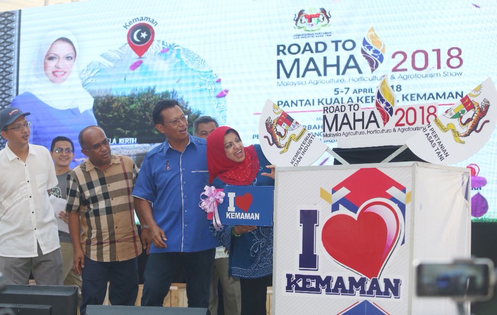 HPPNK2021's tweet photo. 6 April 2018 | Gimik pelancaran Road To MAHA 2018 disempurnakan oleh Yang Berbahagia Tan Sri Shahrizat Abdul Jalil, Penasihat Pembangunan Keusahawanan Dan Ikhtisas Wanita Di Jabatan Perdana Menteri sempena Karnival Usahawanita Road To MAHA 2018 di Pantai Kuala Kerteh, Kemaman. https://t.co/2UTjlu9MgY