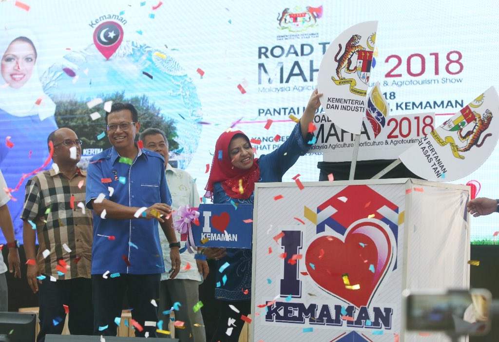 HPPNK2021's tweet photo. 6 April 2018 | Gimik pelancaran Road To MAHA 2018 disempurnakan oleh Yang Berbahagia Tan Sri Shahrizat Abdul Jalil, Penasihat Pembangunan Keusahawanan Dan Ikhtisas Wanita Di Jabatan Perdana Menteri sempena Karnival Usahawanita Road To MAHA 2018 di Pantai Kuala Kerteh, Kemaman. https://t.co/2UTjlu9MgY