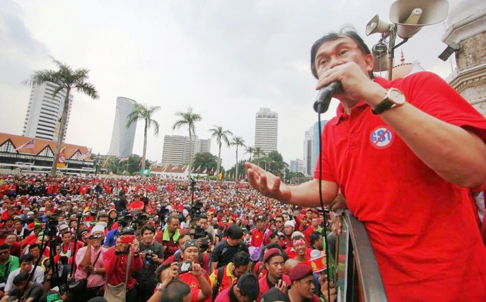 Syafiqah__Lee's tweet photo. Sejauh mana pun pengetahuan kau pasal politik, kau takkan dapat menafikan gambar ini. 

Cc @NajibRazak @anwaribrahim 

#MasaUntukUbah
#GE14
#BeEnd
#umNO
#PRU14 https://t.co/nCrrAXJ1Up