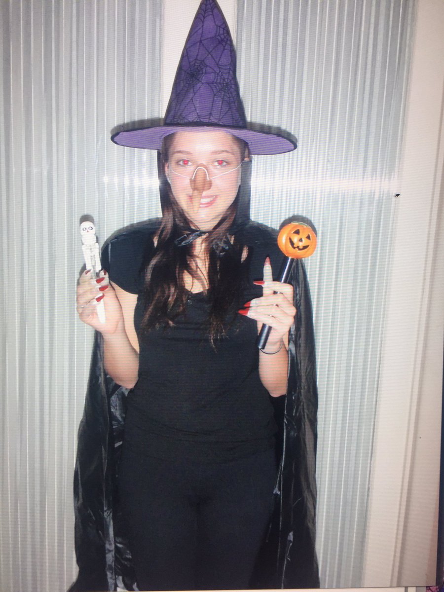 aliciax's tweet photo. Halloween with friends vs Halloween with family https://t.co/z8s9pZja5o