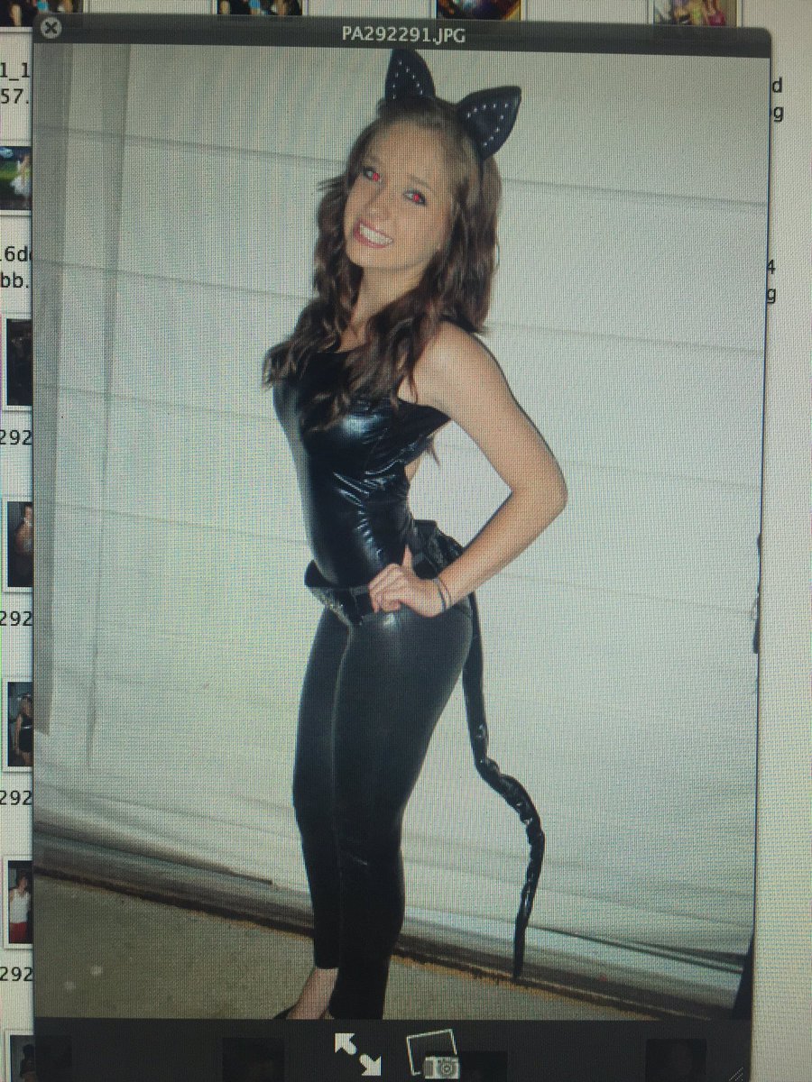 aliciax's tweet photo. Halloween with friends vs Halloween with family https://t.co/z8s9pZja5o