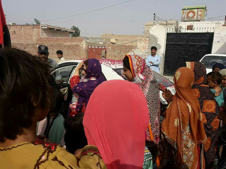 Suhbatpur Balouchistan #PPP ladies wing provincials warmly welcome from workers with flowers.

@FaryalTalpurPk 
@BakhtawarBZ 
@AseefaBZ