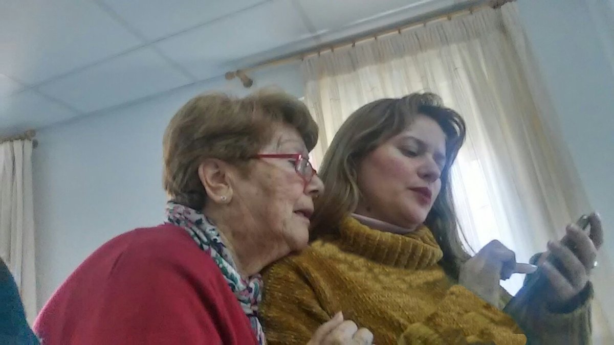 CGTorrenueva's tweet photo. Aprende a usar tu móvil en el centro @RedGuadalinfo de #Torrenueva #mayoresTIC https://t.co/b2DW4ER3xe
