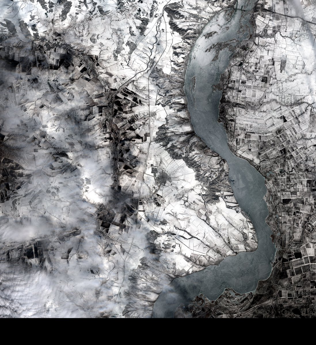 CopernicusEMS's tweet photo. Flooding has occurred in the Volgogradskaya region of Russia after vast amounts of snow melting which have caused levels of rivers in the region to rise and flood nearby areas.
@DisastersChart has been activated by Russia's #EMERCON.
Here is a #Sentinel2 🇪🇺🛰️ view of the area https://t.co/5yNeSnxe1D