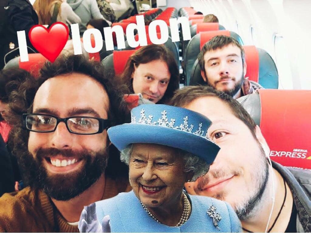 antilopez's tweet photo. Ya estamos de camino a #Londres. 🇬🇧
Y mañana en Dublín. La Reina Isabel says: "Estoy hasta el #brexit de tus amigxs". 😂
Entradas en Wegow y en https://t.co/fkaicH9JMa
#musica #comedia #live #concert #london #dublin #desprendimientoderutina #chiripop https://t.co/OTjdJkPHDo