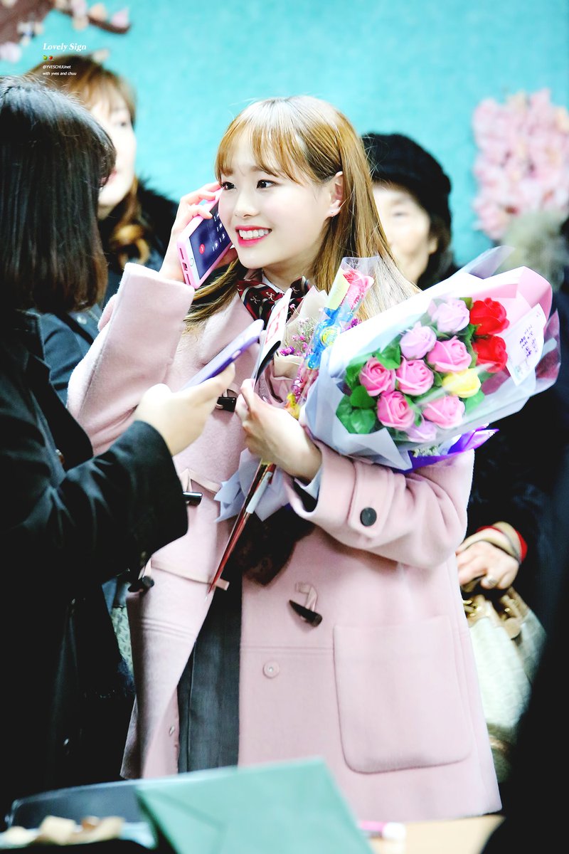 lovelysign_'s tweet photo. 🍓 0209 한림 졸업식

#100dayswithchuu

세상에서 젤로 핑크가 잘 어울리는 사람 👉 울 츄 🤣💓

#츄 #이달의소녀 @loonatheworld https://t.co/8IEkjUGMc3