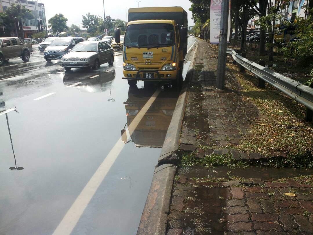 SSSSB_Melaka's tweet photo. 6.4.2018

FT019 Lebuh AMJ
Sek. 30.10
#MelakaTengah 

#TeamSelia bina scupper drain sementara alirkan air bertakung

#ZeroPonding sasaran kami

#SeliaGroup #ZonSelatan #InfraRakyat https://t.co/iN6NabveVX