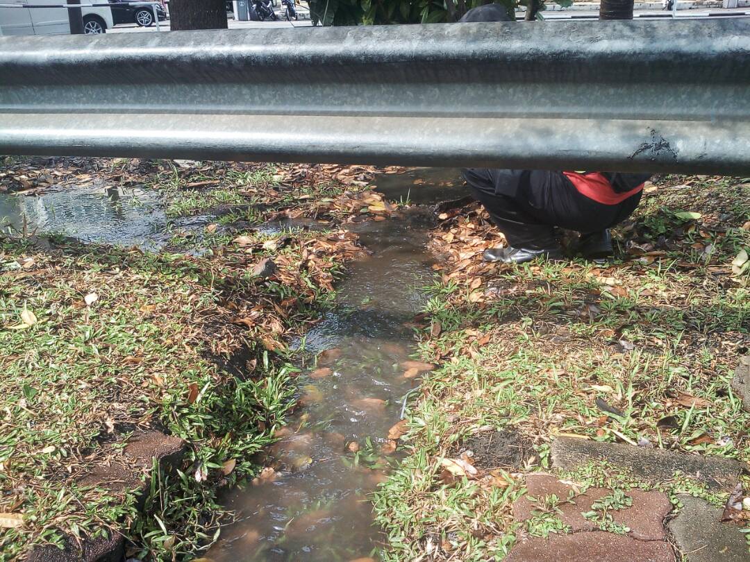 SSSSB_Melaka's tweet photo. 6.4.2018

FT019 Lebuh AMJ
Sek. 30.10
#MelakaTengah 

#TeamSelia bina scupper drain sementara alirkan air bertakung

#ZeroPonding sasaran kami

#SeliaGroup #ZonSelatan #InfraRakyat https://t.co/iN6NabveVX