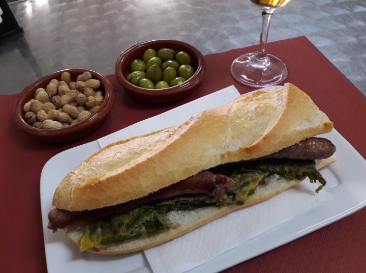 esmorzarpopular's tweet photo. Bar La Rulla, #Montroi. Entrepà de llonganisses i truita d'espàrrecs. Molt bon bar esmorzador! https://t.co/FlpWnQaCGo