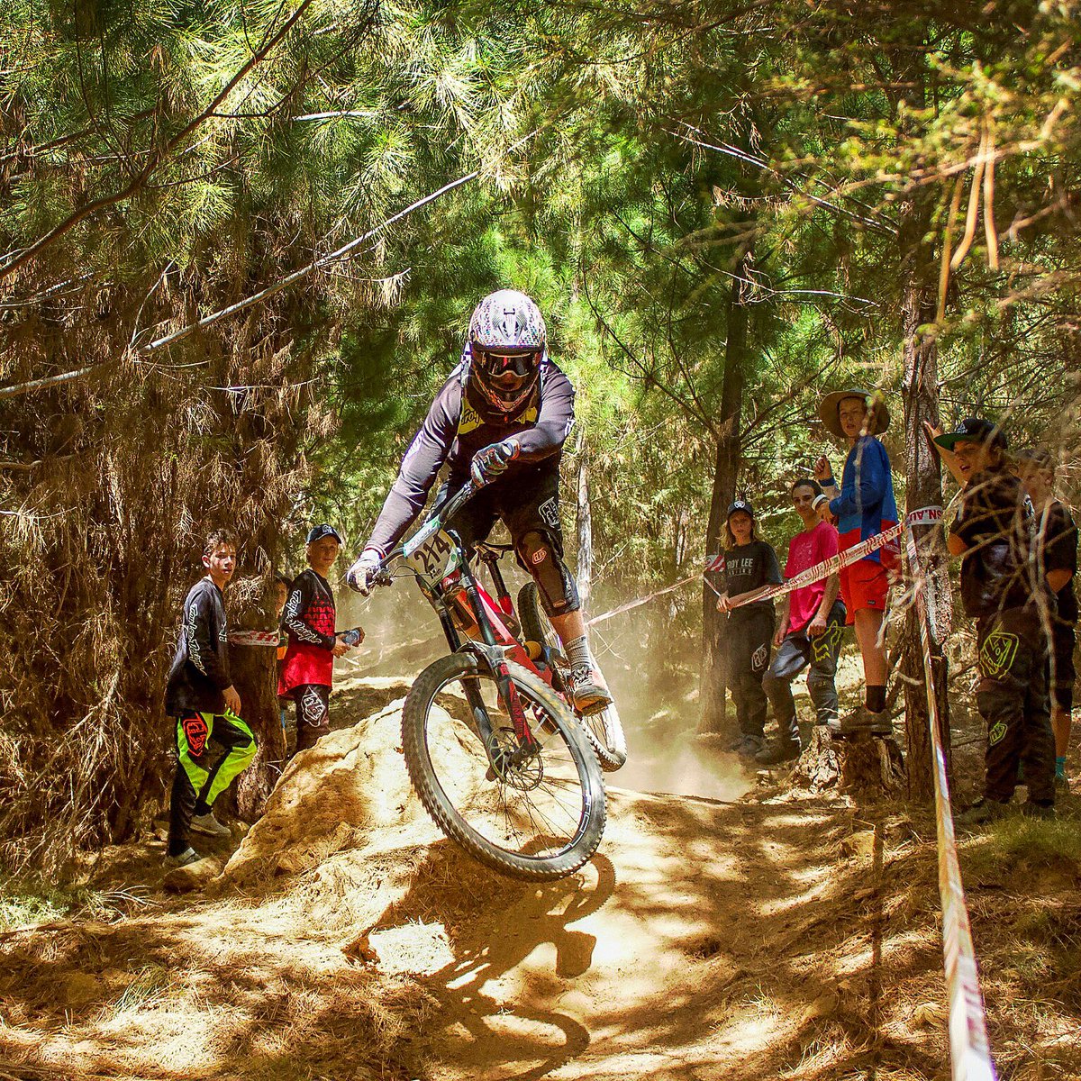 deananthony65's tweet photo. Great day at Bright #MTB #Victoria #downhill #MTBA #looseriders #looseridersvictoria #Enduro #dh #vdhs #mountainbiking #Downhillbike #Bright https://t.co/cvsF0AhAry