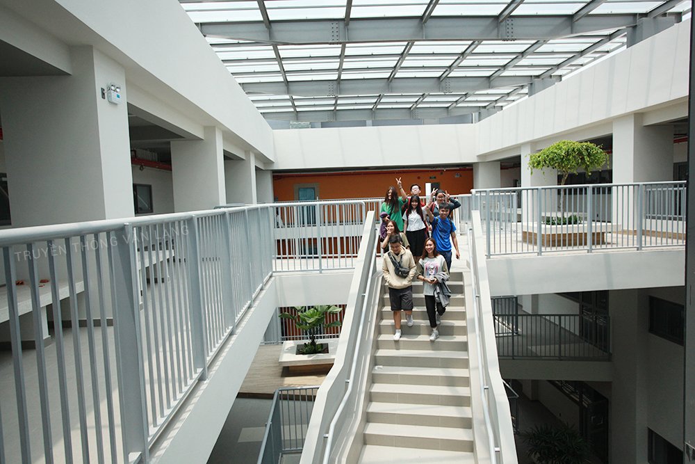 UniversityVan's tweet photo. Cơ sở mới trường Đại học Văn Lang đón chào các bạn Sinh viên đến học tập https://t.co/C66415v2KO
