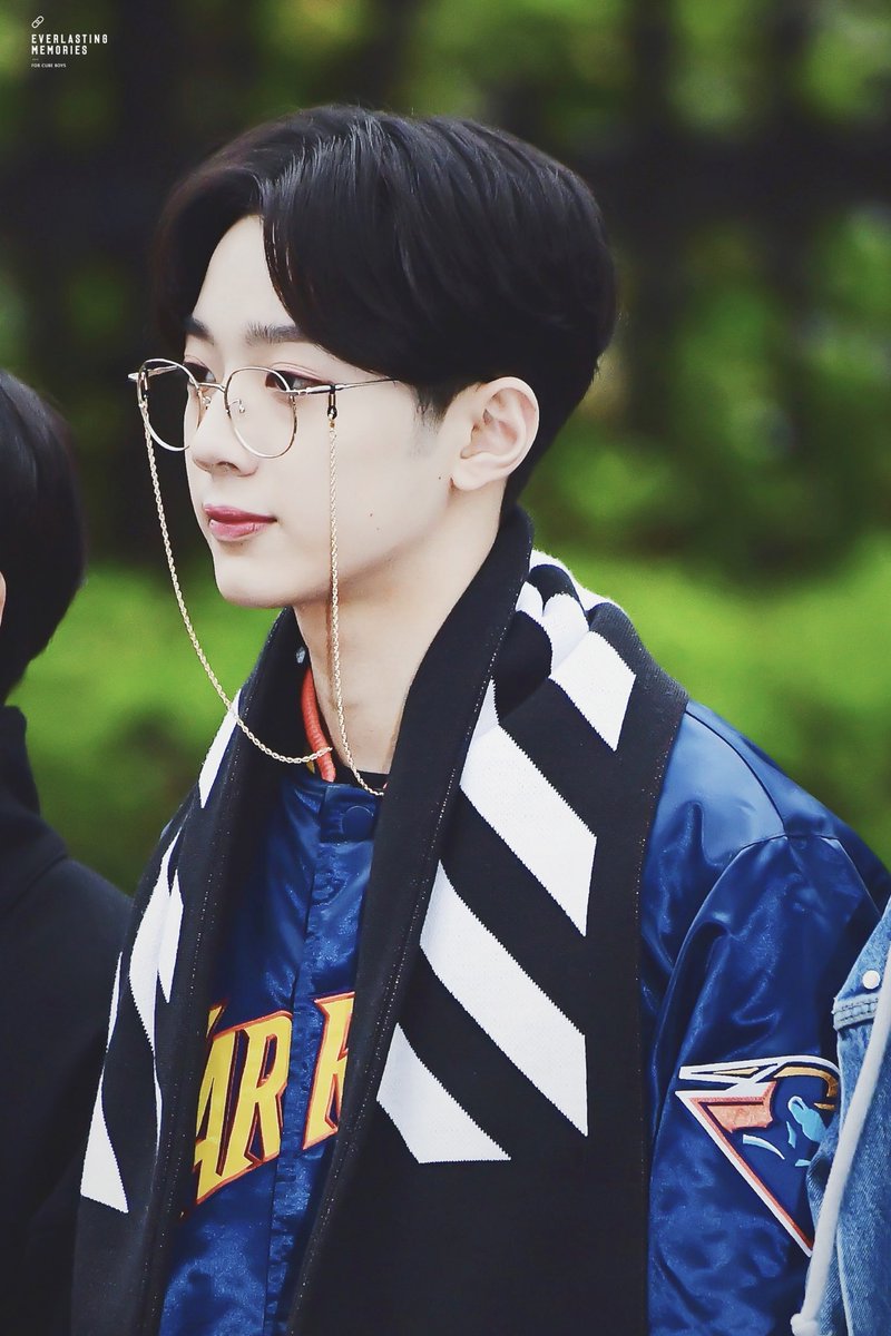 EMcubeboys's tweet photo. 180406 뮤뱅출근🌿
🤜🏻☝🏻
#워너원 #라이관린 #LaiKuanLin https://t.co/Dz86rCH5Dq