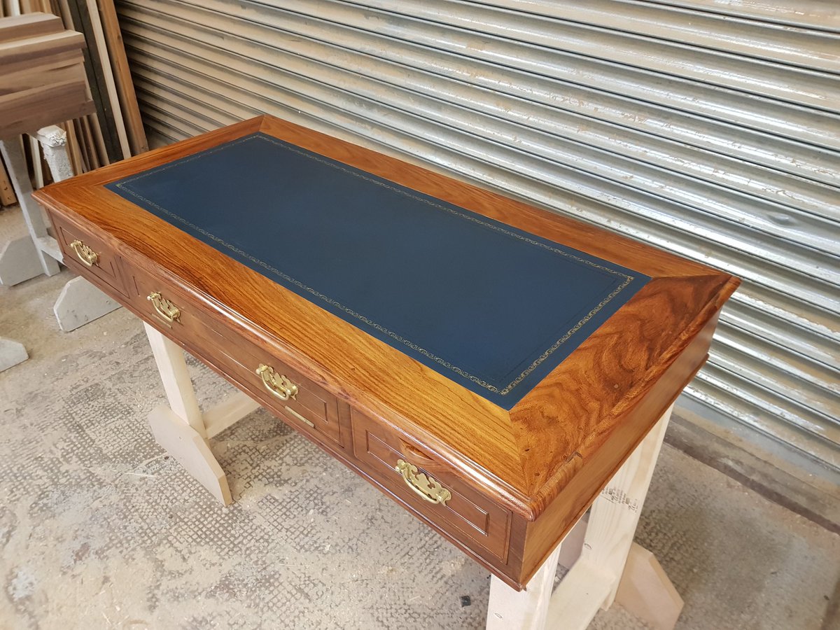 Docfurniture's tweet photo. Two desk tops re-polished.
With new leather tops.
Before &amp; after
#desk #desktops #repolished #restored #leatherskiver #frenchpolish #furniturerestoration #upcycledhour #upcycled #likenew #sheffield #sprayfinish #thefurnituredoctor https://t.co/6OYuwBlpnU